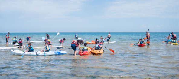 jeunes faisant du canoe-kayak